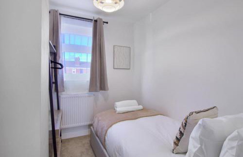 Comfy & Stylish 3 Bed House with Off Street Parking, Netflix and Wi-Fi - Foto 14