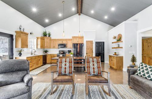 Family Retreat with Fire Pit and Yard in Mineral City - Foto 7