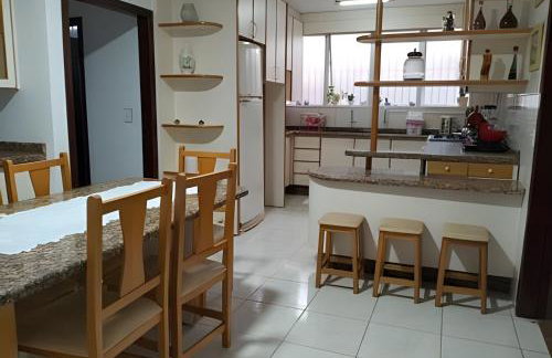 Casa com 2 suites e 1quarto piscina Ar para 8 hospedes - Foto 83