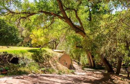 Myrinn-Hobbit Cottage on the Creek Storybook Stay - Foto 67