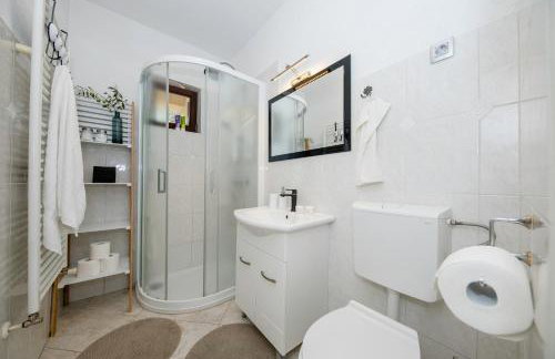 Apartments by the Beach with Pool and Lounge Beds - Miral Apartments - Foto 29