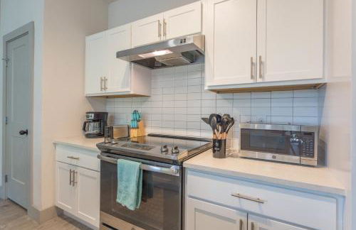 Riverwalk and Pool view Apt with King bed Infinity Pool Gym Free Parking - Foto 46