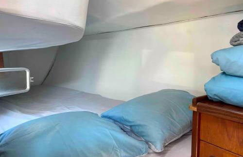 Sleep aboard a beautiful sailboat in Lisbon - Marina Parque das Nações - Foto 12