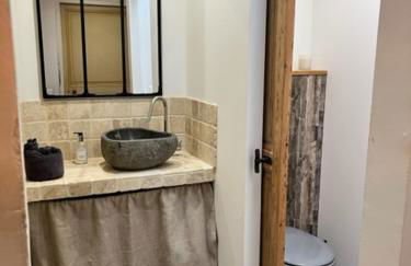 MAS DE VILLE AVEC PISCINE DANS SON COCON DE VERDURE - ESPRIT INDUSTRIEL - Foto 17