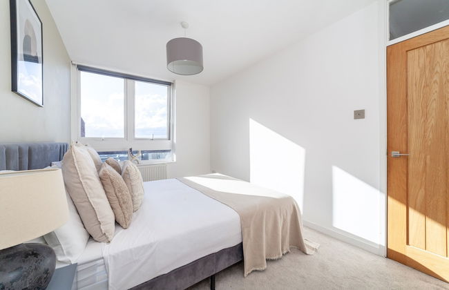 High-End 2 Bed Flat near Westfield London - Photo 5