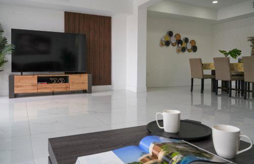 April Sale! 4 BR - Private Pool, Grill, Soaking Tub, Near Coral Gables & MIA Airport - Photo 29