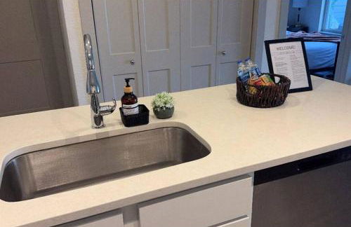 Beautiful Condo on Riverwalk King Suite w Free Parking Pet Friendly Centrally Located on the Riverwalk - Foto 38