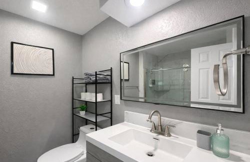 Large Overland Park Getaway 4 KING beds 3 Bath Sleeps 10 - Foto 4