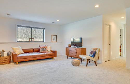 Deck with Forest Views Modern Home in Rochester! - Foto 19