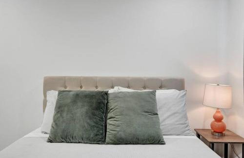 Contemporary 2BR Home with Pool & BBQ Access - Foto 26