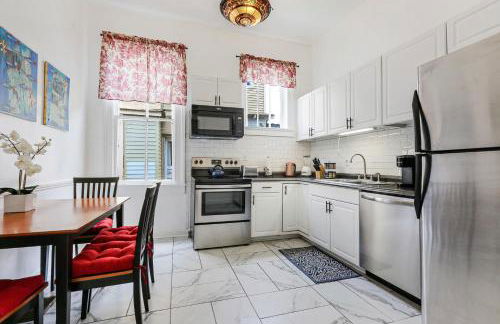 Uptown Spacious 4BD/3BA with Historic Charm - Foto 6