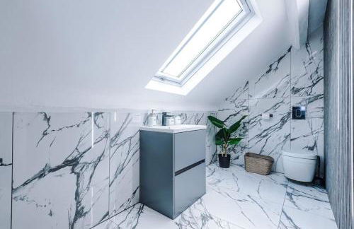 Incredible Home With Games Room, Sleeps 8, Parking Included, Perfect For Groups, Families, Contractors, Professionals - Photo 30