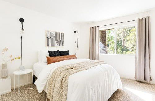 Modern Designer Cabin, Newly Renovated, EV Charger, Arcade, Kids Bunkbed, Minutes to Lake Arrowhead and Lake Gregory - Foto 34