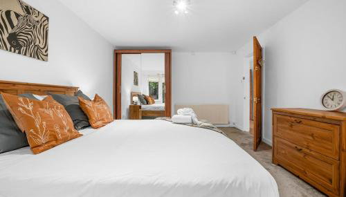 Modern 2BR Near Manchester Sleeps 6 ,Parking , Free WiFi in Middleton Ideal for Work Stays and Relaxation - Foto 2