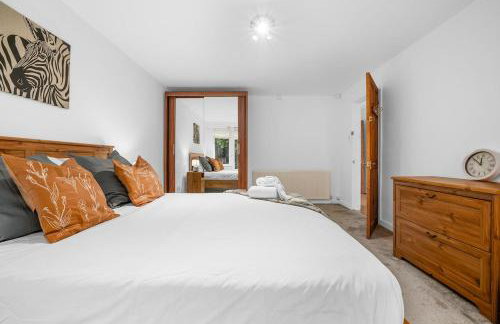 Modern 2BR Near Manchester Sleeps 6 ,Parking , Free WiFi in Middleton Ideal for Work Stays and Relaxation - Foto 2