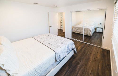 Chic 1-Bedroom with Dinning area in Central Location Close to Downtown with Free Parking - Foto 13