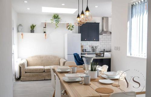 Modern 3BR Home in 9 Anson Rd Near Sandwell Hospital with Garden and Free Parking - Foto 36