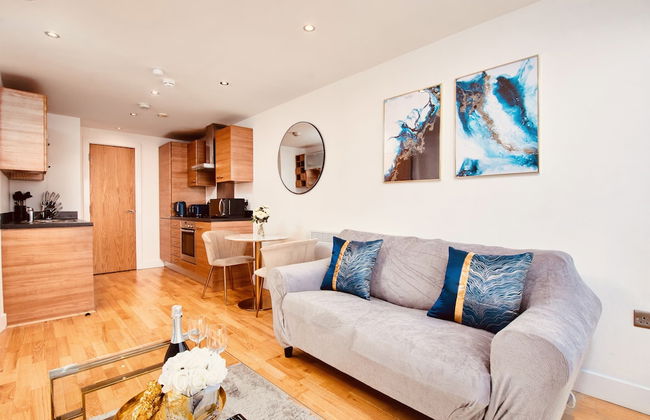 Deluxe City Centre Apt Balcony & View & Free Parking - Photo 32