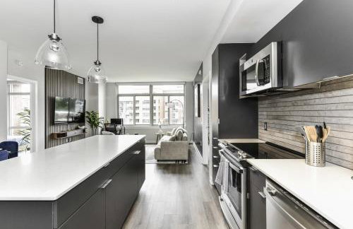 Stylish 2BR Retreat Gym Parkng and Scenic Rooftop - Foto 10