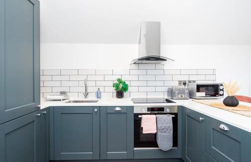 Superb Top Floor 1-Bedroom Flat With Charming Two Balconies - Foto 7