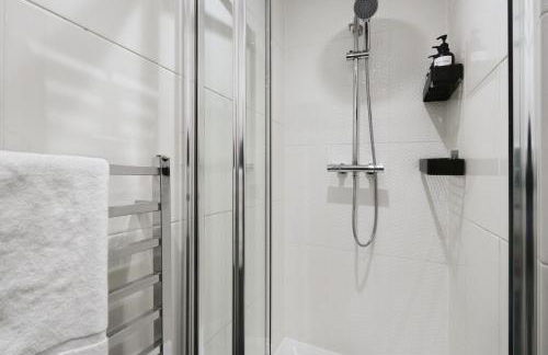 Large 3 bedrm apartment in heart of Theatre Land - Photo 17