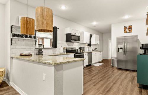 Spacious Retreat with Pool & Hot Tub - 10 Minutes to Downtown - Foto 5