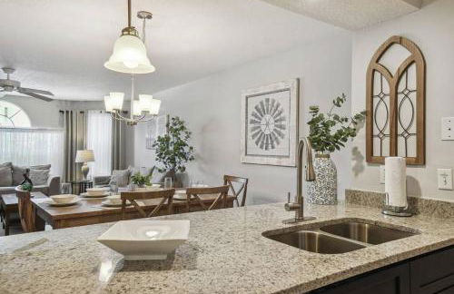 SPECTACULAR, NEW Professional Decor, Near Dis, NO Steps, Pool, Patio, LOW Rates! - Foto 126