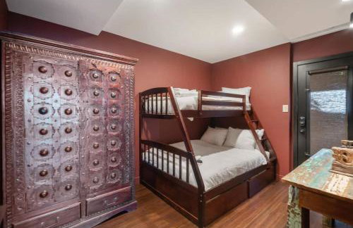 Luxury 3BR Hillside Retreat wAC Panoramic View - Photo 31