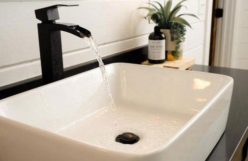 NEW Farmhouse-Chic Cabin with Hot Tub & Firepit - Foto 24