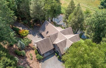 Luxury Riverfront Lodge - Sleeps 12, VIEWS, Fireplaces, Dogs OK - Photo 14