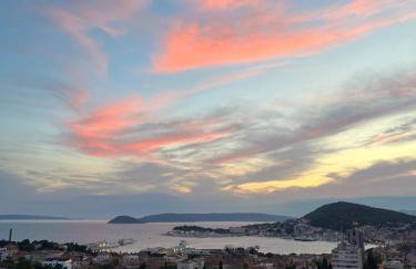 Apartment Touch The Sky Split - Photo 8