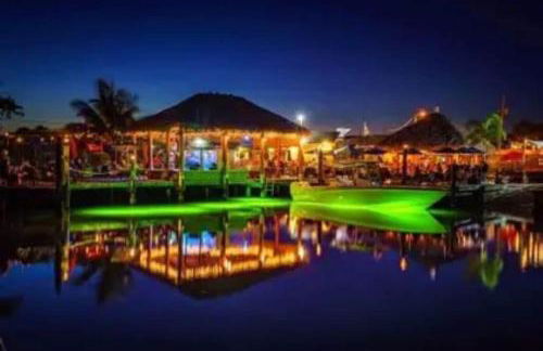 Heated pool with canal views - Foto 29