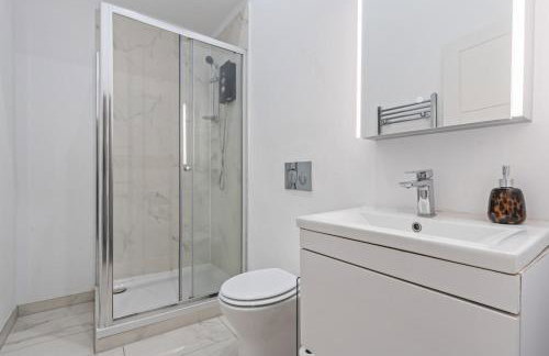 Coulsdon Escape - 3 BR - Sleeps 5 - Free Parking - Foto 7