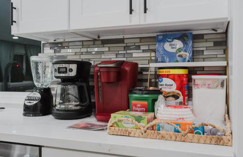 Entire Private Home with 3 Bedrooms 2 Bathrooms, Hot Tub, Garage, King Bed, Available Now - Foto 14