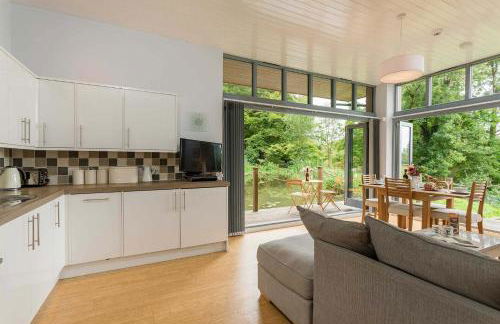 Secluded, New Forest Riverside Lodge - Photo 13