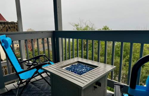 Comfy, Close to Downtown with Lake & Lift Bridge Views - Foto 45