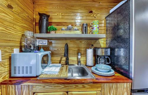 Gorgeous Tiny House with Indoor and Outdoor Lounging Space in Alabama - Foto 30