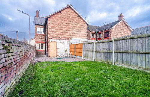 3 Bedroom House, Free Parking, Easy M53 Access - Photo 11