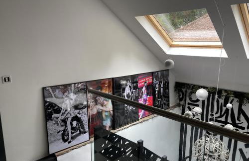 Artsy Retreat - Sleeps 6 Free Parking & Balcony - Photo 1