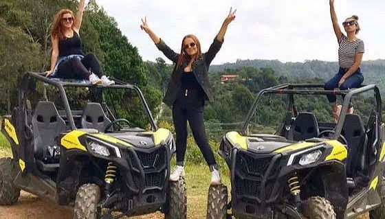 Trois amies profitant de la balade en buggy dans Monte Verde