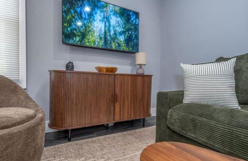 Walnut Hills, 5min to UC, Sleeps 7ppl, Lux Beds, Smart TVs - Foto 37