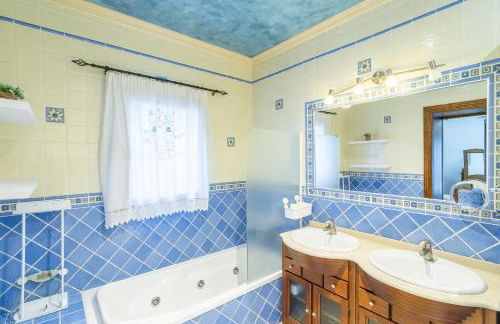 Cubo's Casa El Rodeo & Private Pool - Photo 37