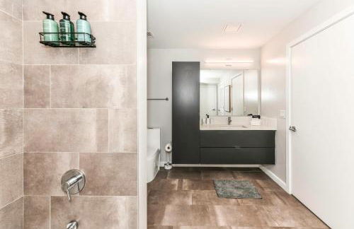 Urban 2BR Oasis with Scenic Rooftop and Gym - Foto 78