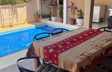 Casa inteira com três quartos, piscina climatizada por energia solar e área de churrasqueira - Foto 3