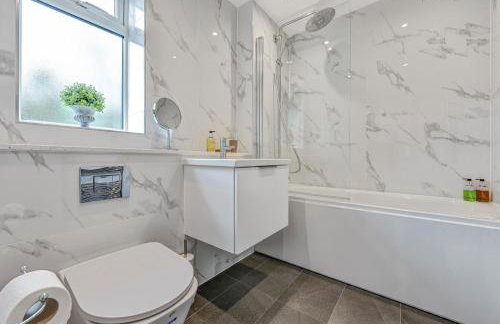 St Martins 2 Bedroom Apartments in Ruislip By 360 Stays - Foto 19