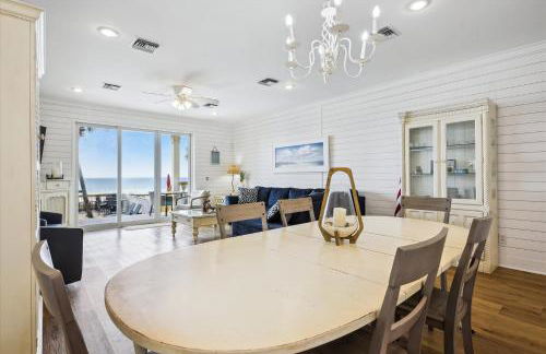 Just Beachy - 5 Bedroom Beach Front Home! Sleeps 20 Home by RedAwning - Foto 21