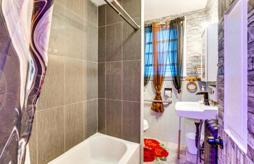 15 Mi to NYC Apartment in Newark - Photo 17