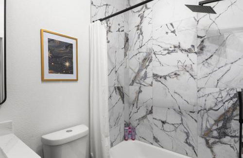 Chic 4BR Getaway Near NRG TMC - Foto 24