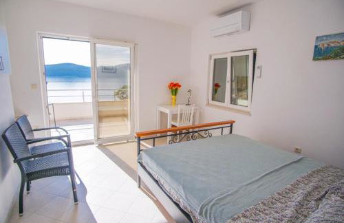 3 Bedroom Beach House with private sea access - Photo 7