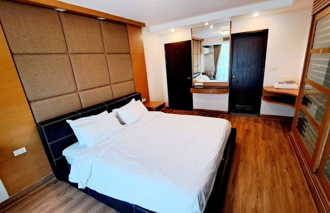 5B - 2 Bedroom Downtown Apartment With Shared Pool - Photo 2